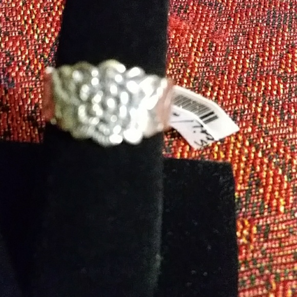 Nwt -SALE*STERLING FLORAL RING. SIZE 7. - Picture 4 of 5